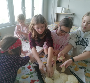 uczniowie kuchnia ciasto