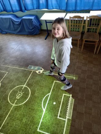 dziewczynka podłoga projekcja boisko do piłki nożnej
