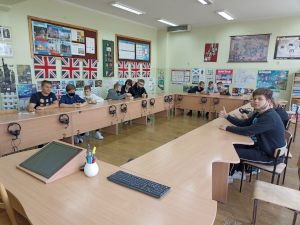 uczniowie sala stoliki komputer słuchawki
