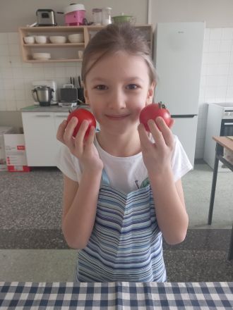 dziewczynka kuchnia stół pomidory