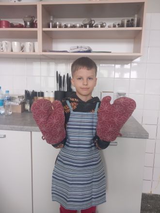 chłopiec w rękawicach kuchnia