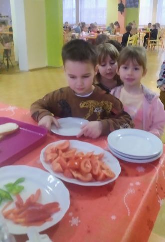 dzieci stołówka stół owoce warzywa