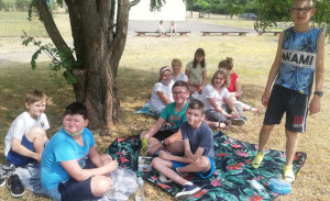 dzieci trawa piknik