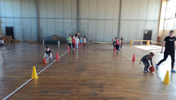 dzieci sala sportowa wyścig piłka