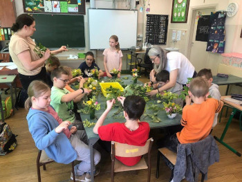 dzieci pomieszczenie nauczycielki kwiaty