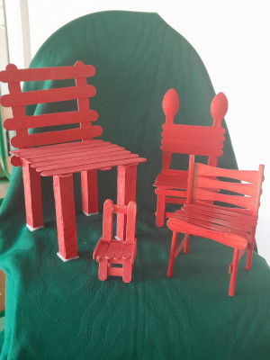 czerwone krzesła miniatury