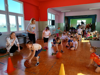 dzieci zabawa sport sala gimnastyczna