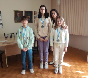 uczniowie kobieta medale gratulacje