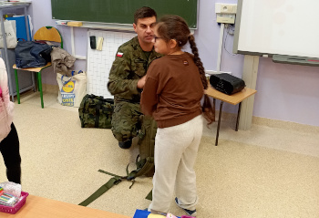sala lekcyjna żołnierz dziewczynka