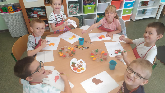 dzieci stół kartki farby malowanie