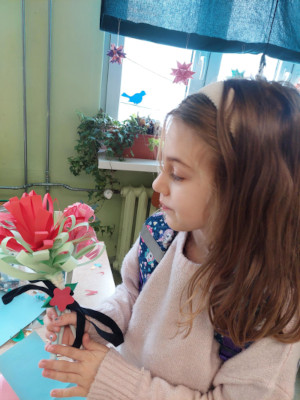 dziewczynka układanie kwiatków z papieru