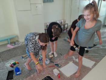 uczniowie malowanie farby podłoga