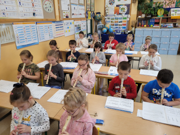 uczniowie gra na flecie