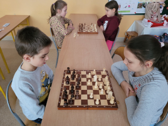 dzieci szachownica