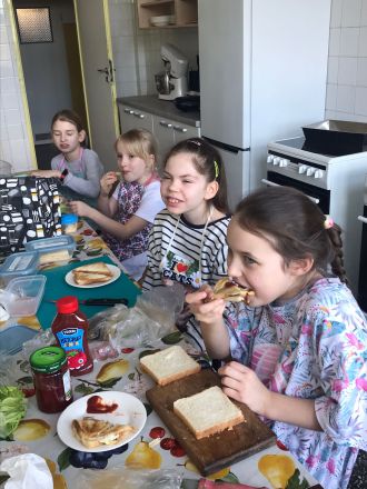 kuchnia dzieci stół posiłek