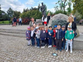 dzieci pomnik Józef Piłsudski