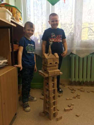 dzieci konstrukcja drewniane klocki zabawa