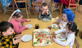 dzieci posiłek kanapki warzywa