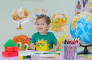 dziecko biurko globus przybory szkolne