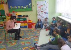 dzieci nauczyciel czyta książkę
